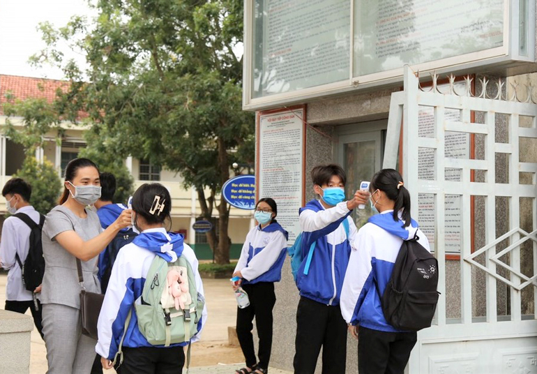 Trường THPT Lộc Thành (xã Lộc Thành, huyện Bảo Lâm) đảm bảo an toàn công tác phòng chống dịch đón học sinh trở lại trường thi, kiểm tra cuối học kỳ II