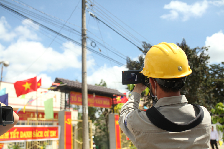 Cán bộ kỹ thuật Điện lực Bảo Lộc thực hiện quét tia hồng ngoại để kiểm tra, phát hiện xử lý sự cố, chẩn đoán và bảo trì phòng ngừa tại các điểm tổ chức bầu cử
