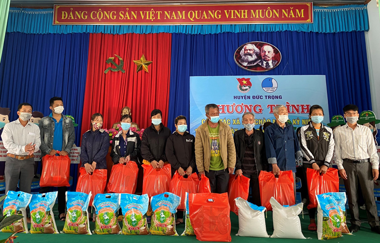 Trao quà cho người dân có hoàn cảnh khó khăn trên địa bàn