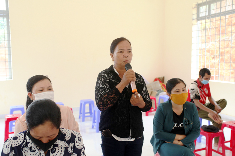 Chị Ka Brôi, thôn Tôn K’Long phát biểu ý kiến bày tỏ mong muốn các đại biểu khi trúng cử phải biết lo cho dân, xây dựng địa phương ngày càng phát triển