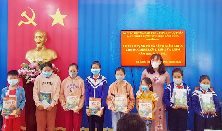 Giáo viên và sách giáo khoa mới