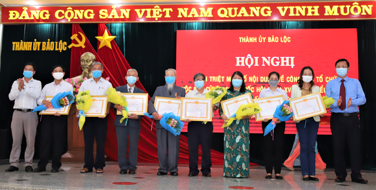 Các đảng viên nhận bằng khen của Ban Thường vụ Tỉnh ủy Lâm Đồng Ảnh 10: Văn phòng Thành ủy Bảo Lộc nhận Cờ thi đua xuất sắc của UBND tỉnh Lâm Đồng