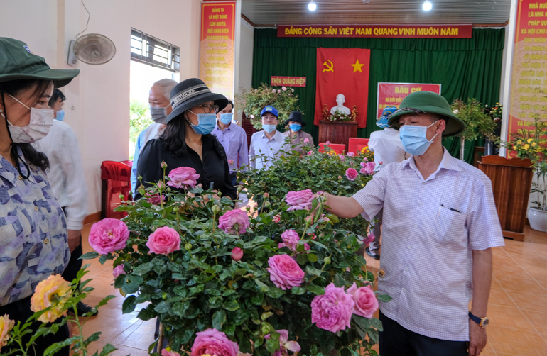 Chủ tịch UBND tỉnh đánh giá điểm bỏ phiếu bầu cử thôn Quảng Hiệp, xã Hiệp Thạnh dùng hoa hồng trang trí, sắp xếp hợp lý, có tính sáng tạo trong khâu khánh tiết