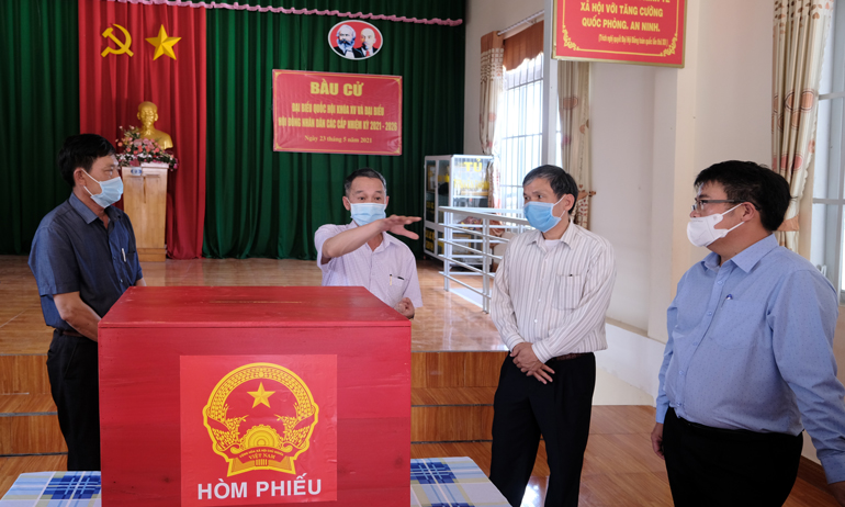 Đồng chí Trần Văn Hiệp trao đổi với lãnh đạo huyện Đức Trọng một số lưu ý về công tác phòng chống dịch Covid-19 trong ngày bầu cử 23/5