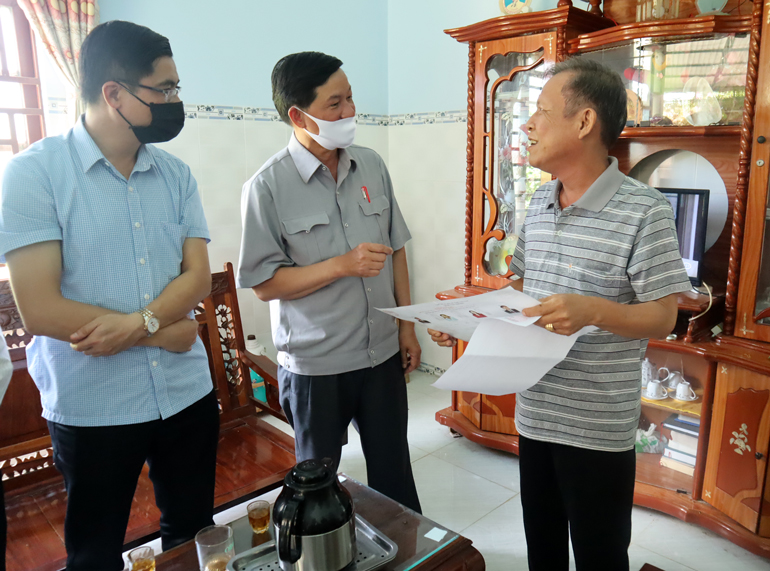 Bí thư Tỉnh ủy trao đổi với người dân Thôn 3 về các ứng cử viên đợt này