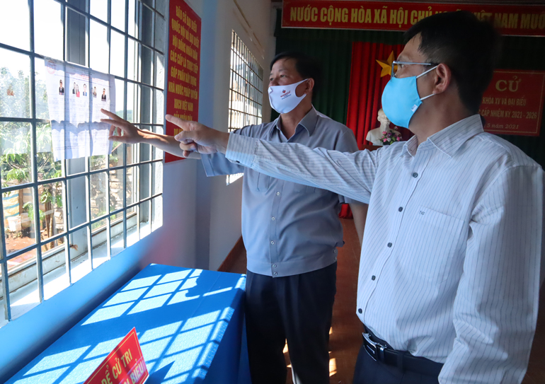 Đồng chí Trần Đức Quận và đồng chí Đặng Trí Dũng trao đổi một số nội dung cần điều chỉnh trong công tác chuẩn bị của các thôn