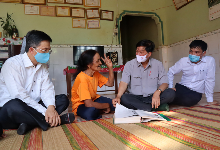 Đồng chí Trần Đức Quận, đồng chí Đặng Trí Dũng thăm và trao đổi với nguyên đại biểu Quốc hội khóa VI Điểu Thị Lôi về đợt bầu cử lần này