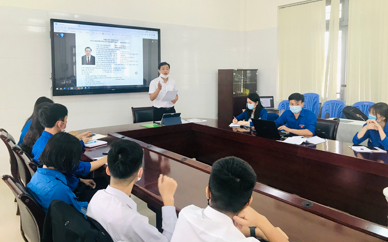 Tuổi trẻ Trường Đại học Đà Lạt mạn đàm về công tác bầu cử và tiểu sử các ứng cử viên