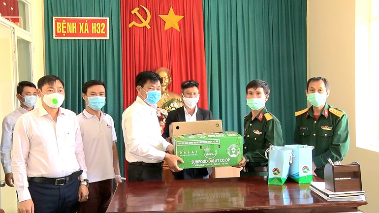 Lãnh đạo Thành phố Đà Lạt đi thăm và tặng quà tại các khu cách ly