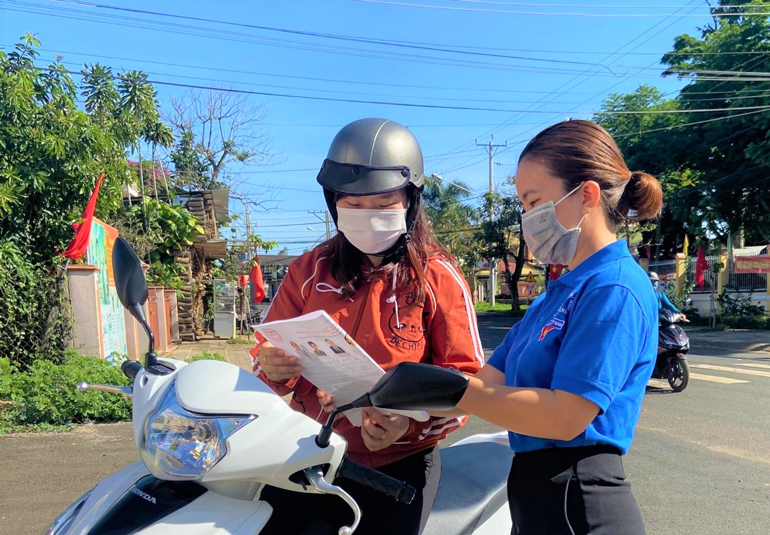 Đoàn viên, thanh niên Bảo Lộc cấp phát thông tin tiểu sử người ứng cử đại biểu Quốc hội và đại biểu HĐND các cấp nhiệm kỳ 2021 - 2026 tới người dân địa phương