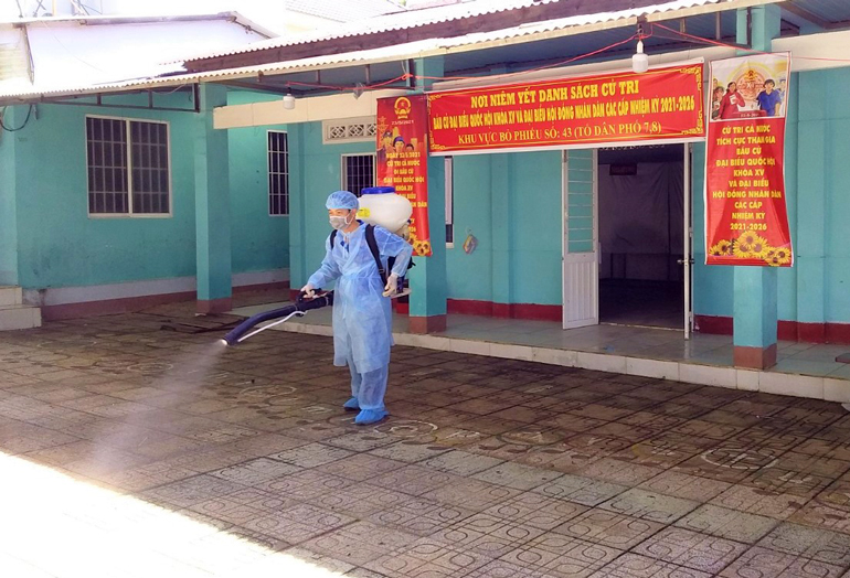 Các điểm bỏ phiếu bắt đầu được phun xịt khử khuẩn đảm bảo an toàn phòng chống dịch Covid - 19