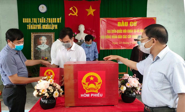 Kiểm tra hòm bỏ phiếu tại thị trấn Thạnh Mỹ