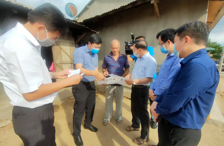 Thăm hỏi, trao đổi với già làng thôn K’Rái 2, xã Ka Đơn