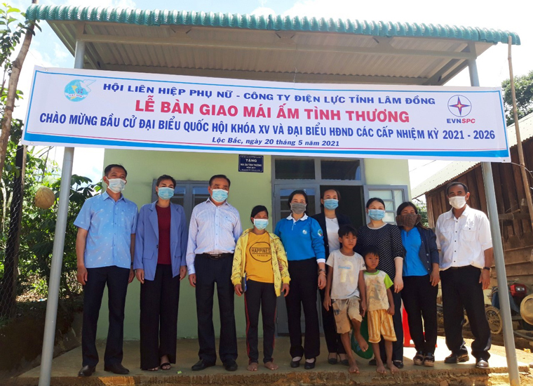 Bàn giao &quot;Mái ấm tình thương&quot; cho hội viên phụ nữ
