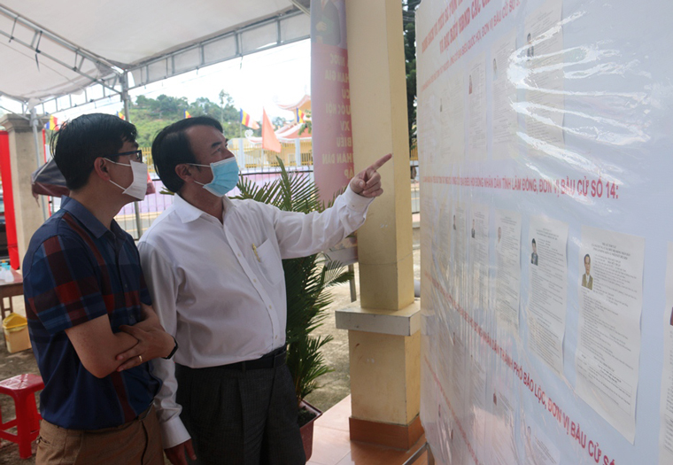 H981 Đồng chí Phạm S - Phó Chủ tịch UBND tỉnh kiểm tra bản niêm yết danh sách các ứng cử viên tại TP Bảo Lộc