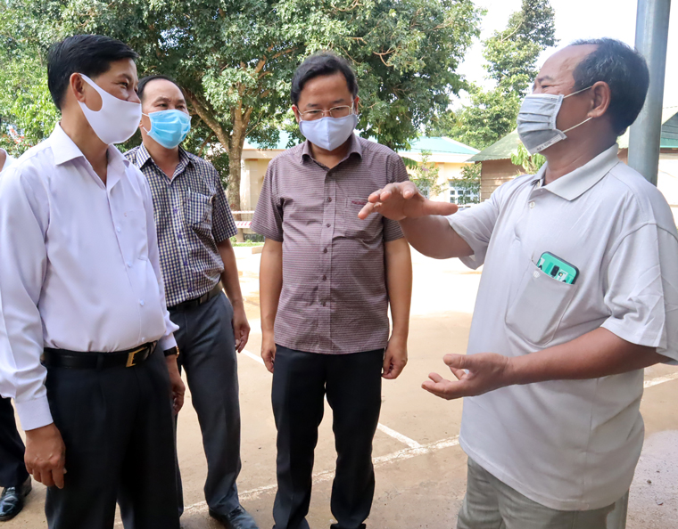 Người dân trao đổi với Bí thư Tỉnh ủy Lâm Đồng Trần Đức Quận về sự náo nức, mong chờ ngày hội lớn của non sông