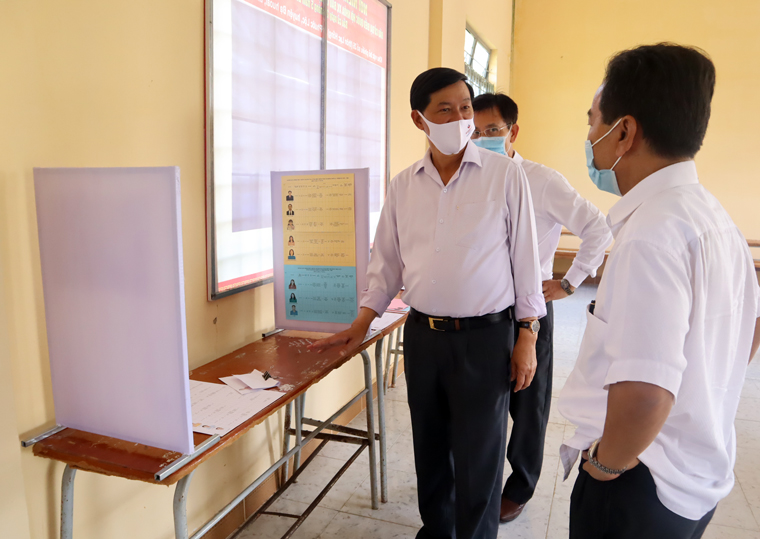 Bí thư Tỉnh ủy Lâm Đồng Trần Đức Quận lưu ý huyện Đạ Huoai hoàn thiện thêm một số chi tiết để hướng dẫn bà con thực hiện bầu cử đúng quy định