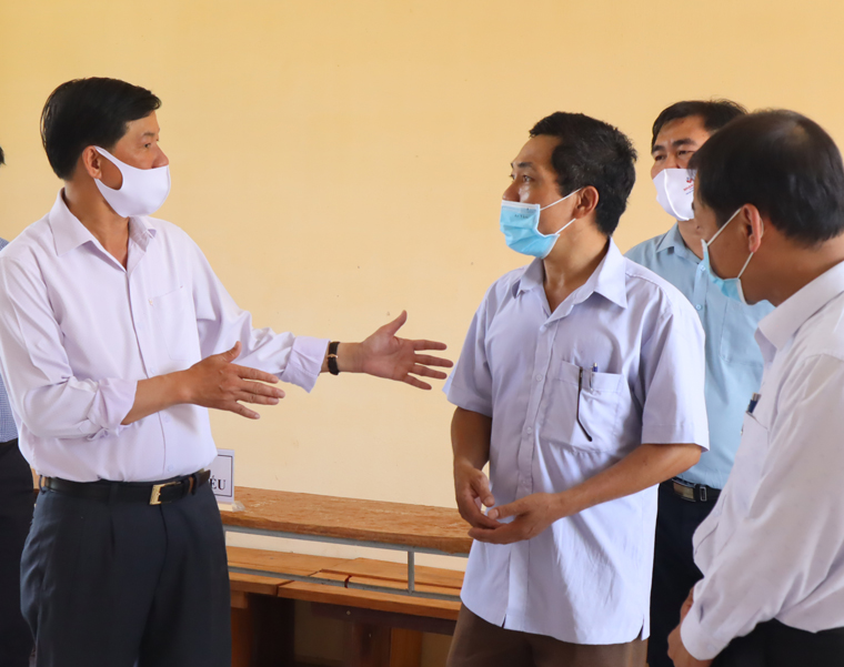 Bí thư Tỉnh ủy Lâm Đồng Trần Đức Quận đặc biệt lưu ý các thôn trên địa bàn huyện Đạ Huoai cần thực hiện đảm bảo tuyệt đối việc giãn cách để phòng dịch trong bầu cử