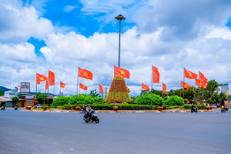 Tại Ngã 3 Liên Khương, Đức Trọng rực rỡ cờ hoa chào mừng ngày bầu cử đại biểu Quốc hội khóa XV và đại biểu HĐND các cấp nhiệm kỳ 2021 - 2026. Ảnh: C.Thành