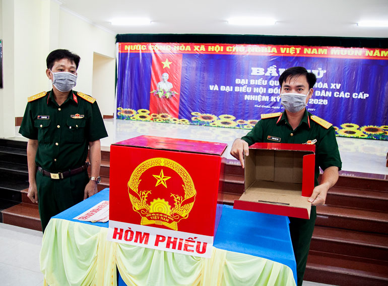 Kiểm tra thùng phiếu trước khi bỏ phiếu bầu cử