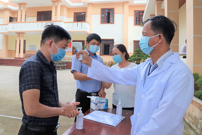 Triển khai các biện pháp phòng chống dịch tại các điểm tiếp xúc với cử tri của những người ứng cử đại biểu Quốc hội khóa XV và đại biểu HĐND các cấp nhiệm kỳ 2021-2026. Ảnh: Khánh Phúc
