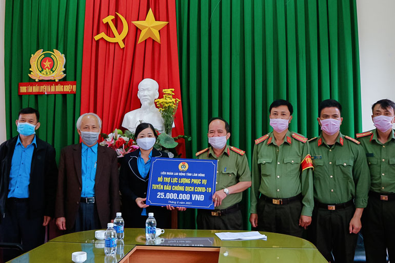 Liên đoàn Lao động tỉnh hỗ trợ 200 triệu đồng cho lực lượng phục vụ tuyến đầu chống dịch