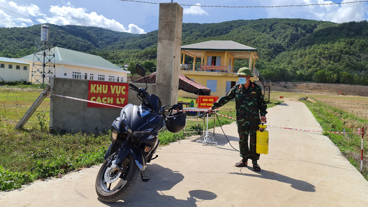 Phun dung dịch khử khuẩn trong khu cách ly huyện Đơn Dương