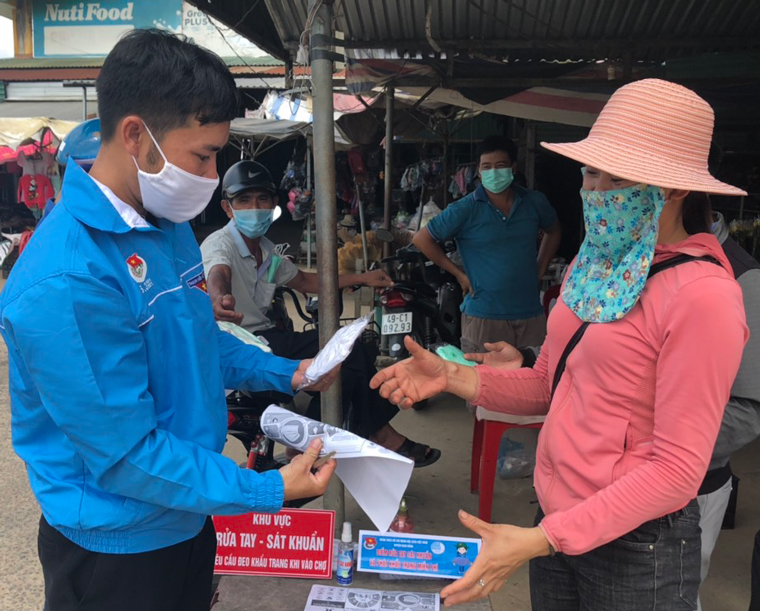Đam Rông: Đoàn thanh niên tăng cường biện pháp chống dịch tại các điểm bầu cử