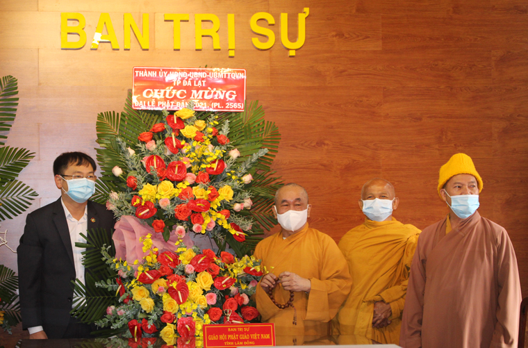 Lãnh đạo thành phố Đà Lạt tặng hoa và quà chúc mừng Ban Trị sự Giáo hội Phật giáo Việt Nam tỉnh, cùng các vị Hòa thượng, Đại đức, Tăng, Ni, Phật tử trong thành phố Đà Lạt và toàn tỉnh một mùa Phật đản an vui, an toàn, lành mạnh