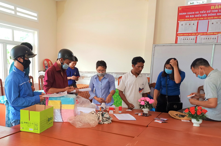 Đoàn viên, thanh niên Bảo Lâm hỗ trợ các lực lượng tại các điểm bầu cử