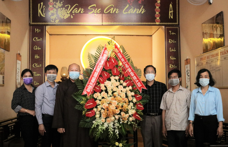 Lãnh đạo huyện Đạ Tẻh thăm, tặng quà các cơ sở Phật giáo nhân Đại lễ Phật đản