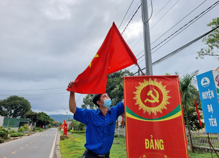 Đạ Tẻh rực rỡ cờ hoa đón chào ngày hội non sông