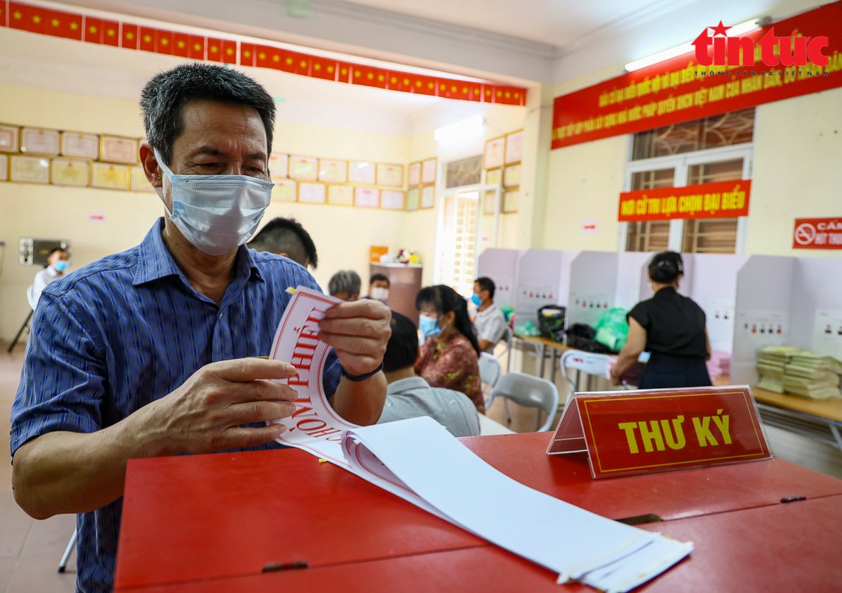 Việc bỏ phiếu được bắt đầu và kết thúc khi nào?