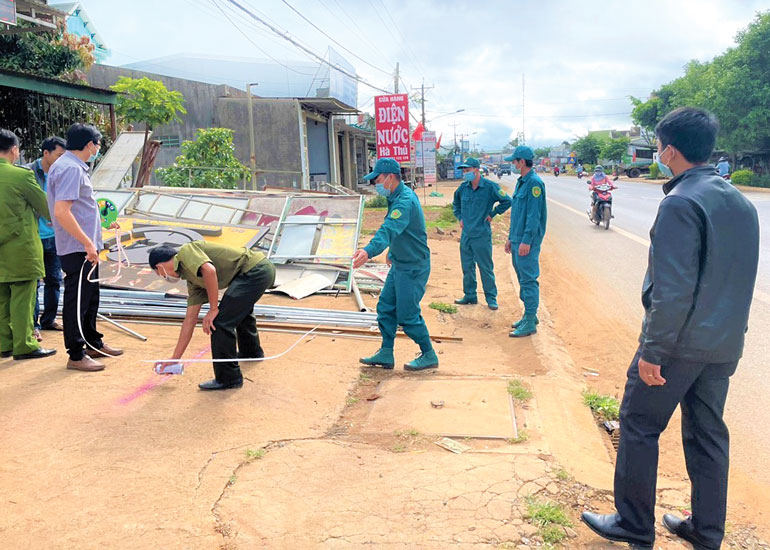 Quyết tâm lấy lại vỉa hè, hành lang an toàn đường bộ