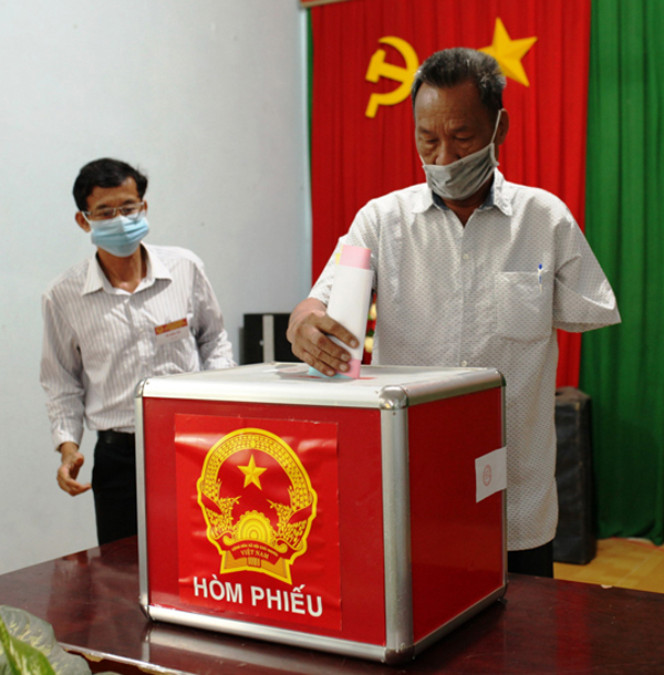 Cử tri Nguyễn Văn Lẩm, 72 tuổi, cán bộ lão thành cách mạng, ngụ Tổ dân phố 1, thị trấn Cát Tiên bỏ lá phiếu đầu tiên.