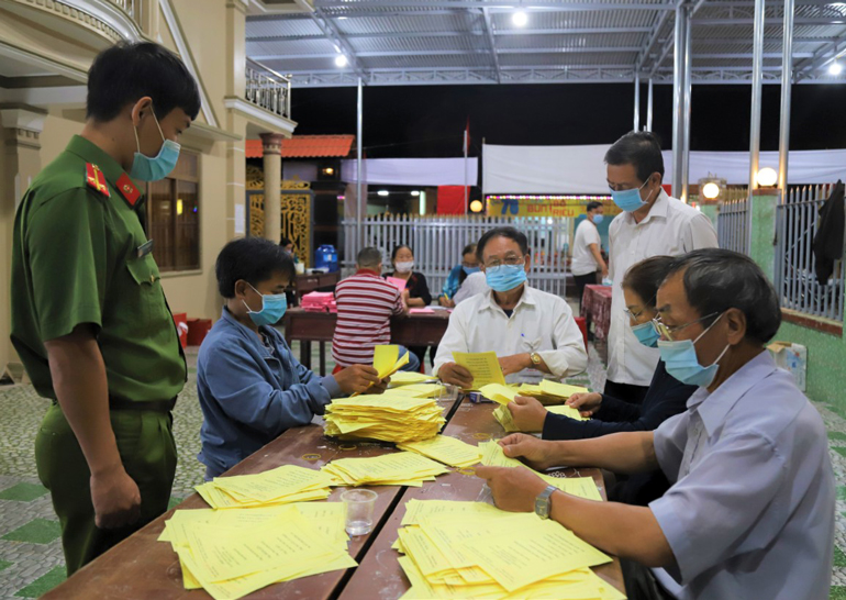 Ban kiểm phiếu đơn vị bầu cử số 65 xã Đại Lào, TP Bảo Lộc thực hiện nhiệm vụ kiểm phiếu.
