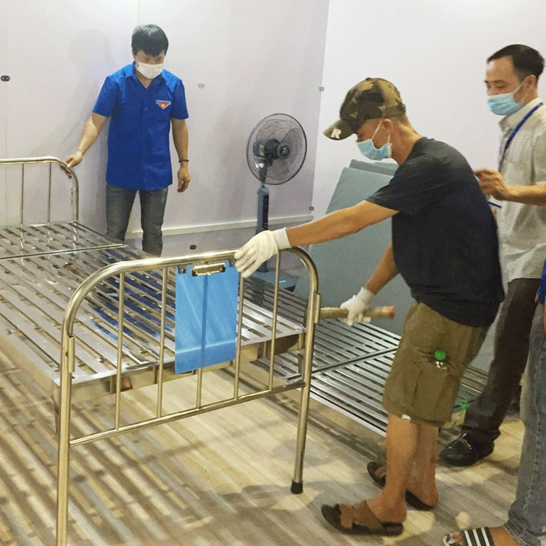 Anh Hiếu thường trực tại Tỉnh Đoàn Lâm Đồng để phụ trách bốc xếp hàng hóa, vận chuyển hàng hóa, nhu yếu phẩm đến các vùng dịch, khu cách ly; hoặc lắp đặt, kê dọn tại những điểm trưng tập làm nơi cách ly tập trung… (ảnh Tỉnh Đoàn Bắc Giang cung cấp)