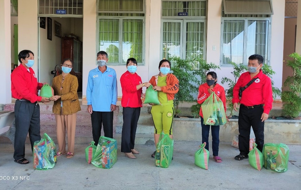 Trao tặng quà cho các hộ đồng bào dân tộc thiểu số khó khăn
