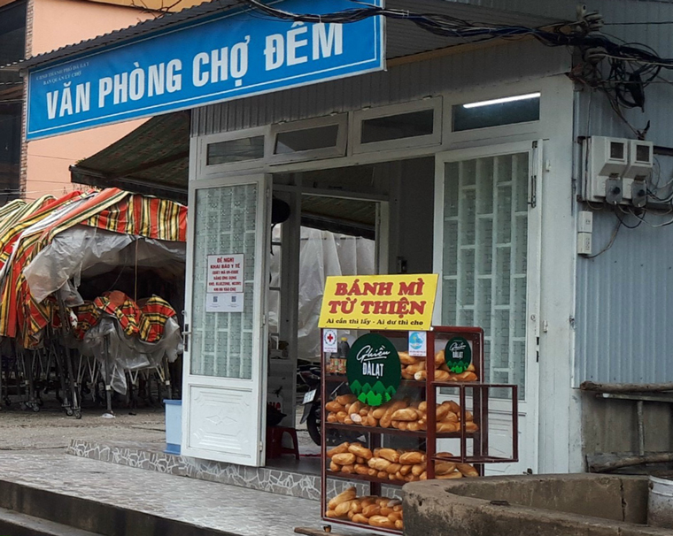 Đà Lạt: Mở lại 2 tủ bánh mì từ thiện cho người dân ảnh hưởng dịch Covid-19