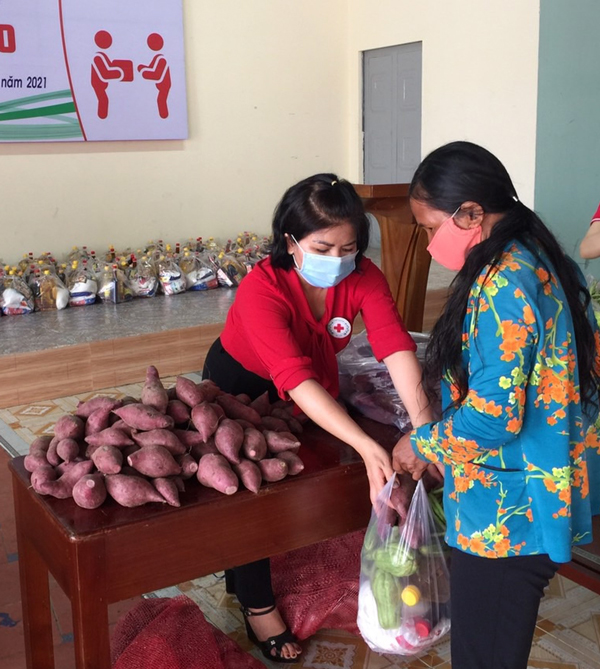 Chợ Nhân đạo ở Đạ Tẻh giúp đỡ 140 hộ bị ảnh hưởng bởi dịch Covid-19