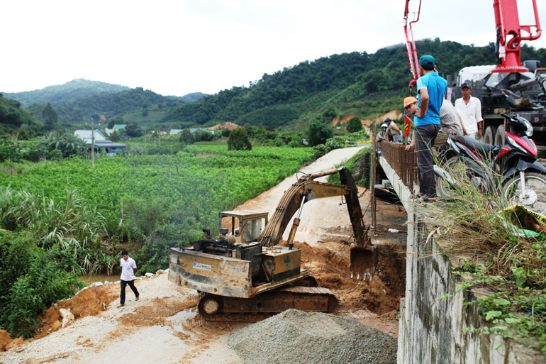 Đạ Tẻh: Khẩn trương khắc phục sạt lở trên các tuyến đường do mưa lớn