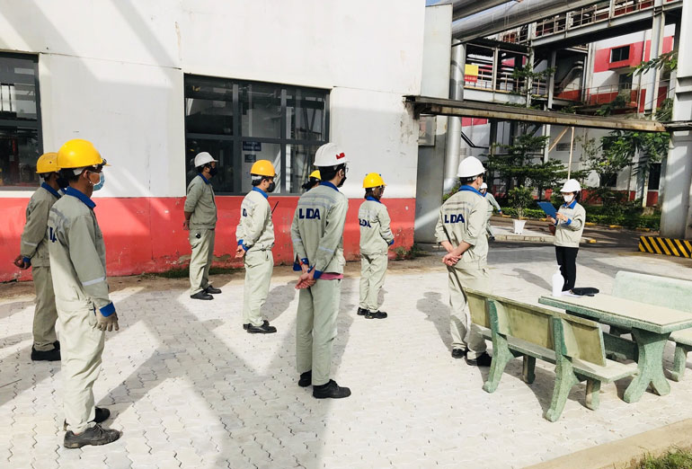 Người đứng đầu đơn vị phát động các hoạt động hưởng ứng Tháng hành động an toàn vệ sinh lao động cho từng nhóm cán bộ, công nhân viên của đơn vị