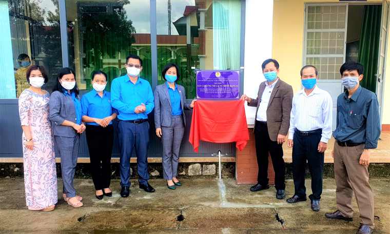 Bảo Lộc: Gắn biển các công trình chào mừng Tháng Công nhân