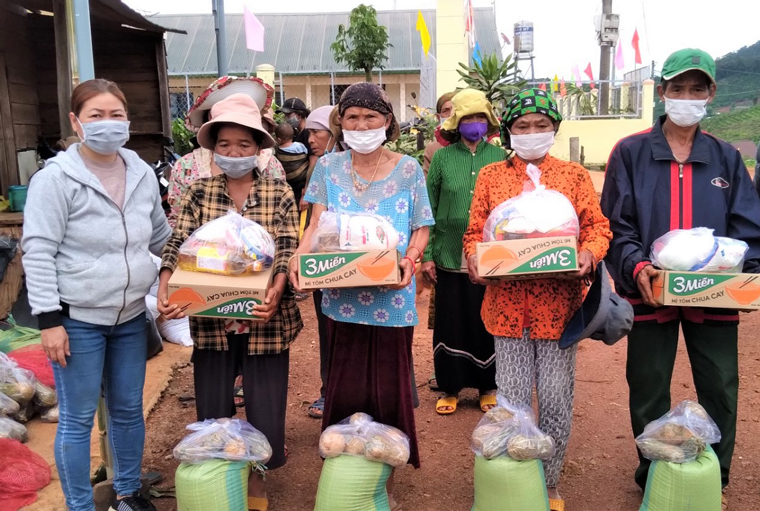 Trao tặng 105 phần quà cho người khó khăn tại Bảo Lâm