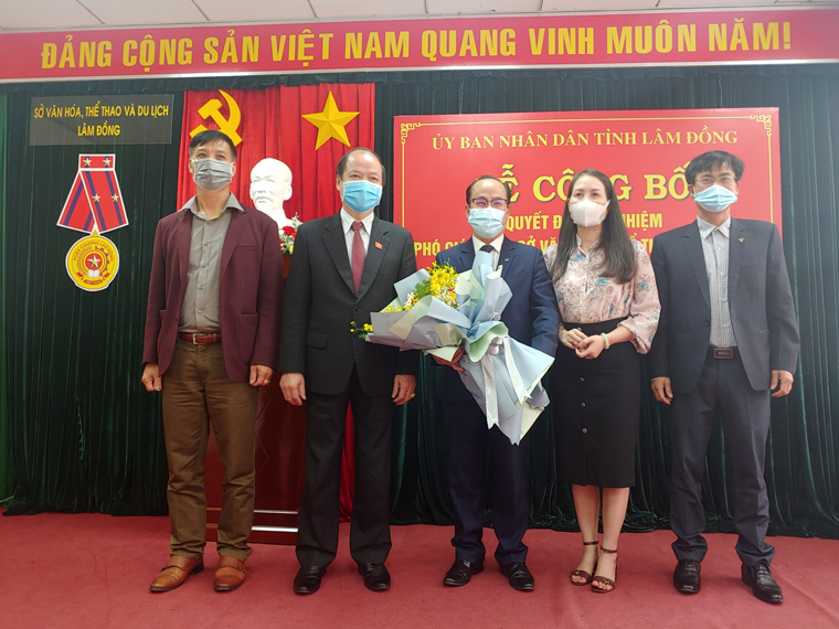 Tân Phó Giám đốc Sở Văn hóa Thể thao và Du lịch chụp hình lưu niệm cùng Ban Giám đốc