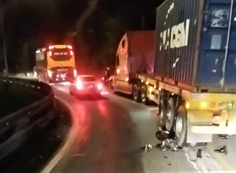 Xe máy bị container cán dập nát trên đèo Bảo Lộc, nam thanh niên thoát chết trong gang tấc