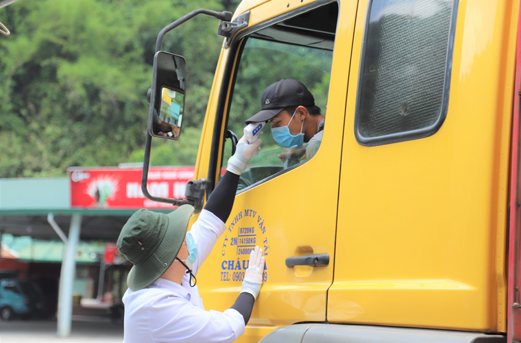 Dưới cái nắng, các lực lượng tại Chốt số 1 bám chốt làm nhiệm vụ phòng chống dịch
