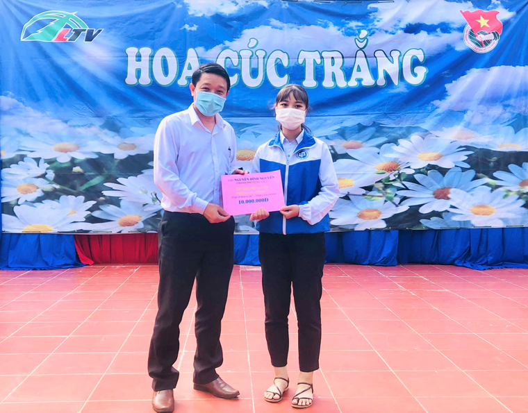 Gần 150 triệu đồng hỗ trợ học sinh nghèo học giỏi từ Chương trình Hoa Cúc Trắng