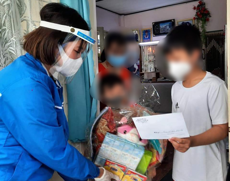 Tặng quà cho thiếu nhi trong các gia đình đang thực hiện cách ly tại nhà