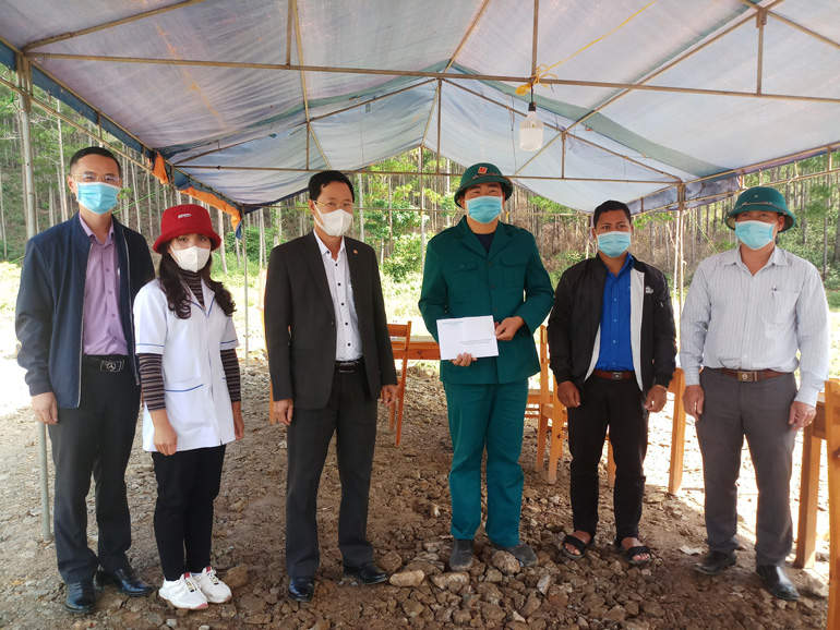 Bí thư Huyện ủy Lạc Dương thăm, động viên lực lượng làm nhiệm vụ tại chốt kiểm soát dịch bệnh Covid-19